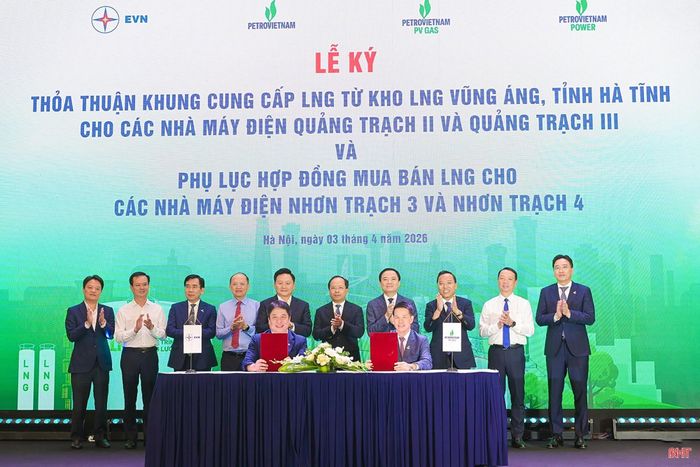 Các đồng chí lãnh đạo tỉnh chứng kiến lễ ký kết thỏa thuận khung giữa PV GAS và EVN về việc cung cấp LNG từ Kho LNG Vũng Áng cho các Nhà máy Nhiệt điện Quảng Trạch II và Quảng Trạch III.