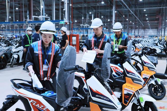 Nhà máy sản xuất xe ô tô điện và Nhà máy sản xuất xe máy điện VinFast đóng góp quan trọng cho tăng trưởng kinh tế trong 6 tháng năm 2026.