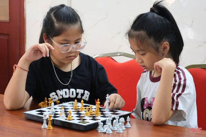 Các bạn nhỏ say mê trong những giờ chơi cờ vua.