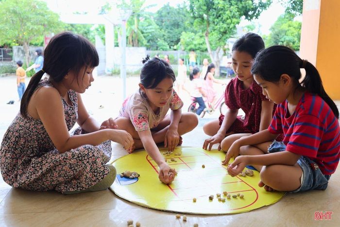 Ngoài giờ học, các em được tham gia các trò chơi truyền thống đầy hứng thú.
