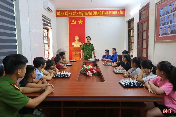 Lớp học cờ vua miễn phí được tổ chức tại trụ sở UBND xã Sơn Kim 1.