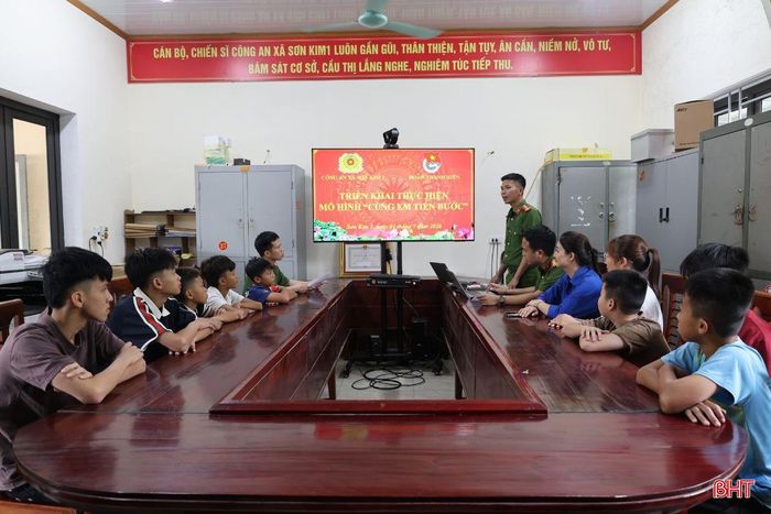 Đoàn Thanh niên và Công an xã Sơn Kim 1 phối hợp triển khai mô hình "Cùng em tiến bước".
