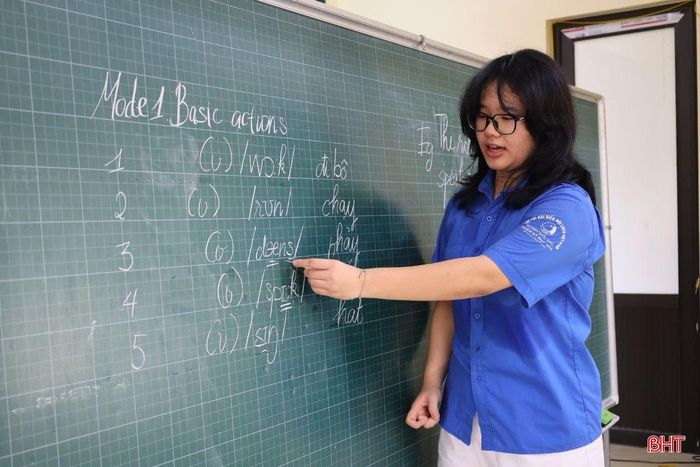 Lớp học tiếng Anh miễn phí thu hút các em ở cả trong và ngoài thôn tham gia.