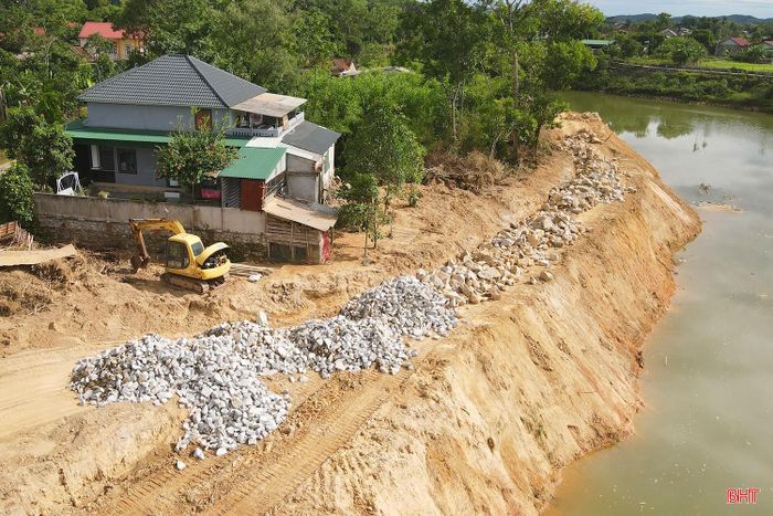 Việc gia cố mái kè sẽ góp phần đảm bảo an toàn cho khu dân cư dọc bờ sông.