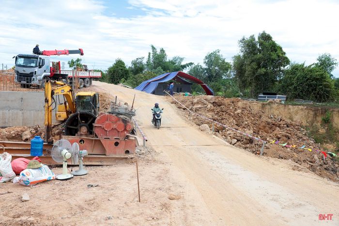 Quá trình thi công cầu Hói Hiến mới, nhà thầu đã dựng cầu tạm đảm bảo cho người dân qua lại.
