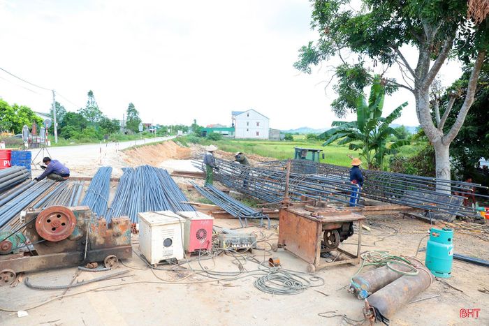 Công nhân đang làm sắt phục vụ thi công xây dựng cầu Chợ Giấy mới.