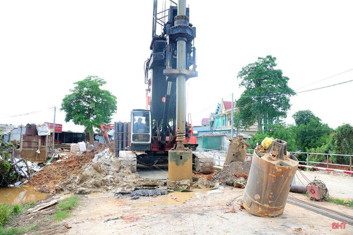 Cầu Chợ Giấy mới trên quốc lộ 15 ở xã Đức Thịnh đang được thi công,