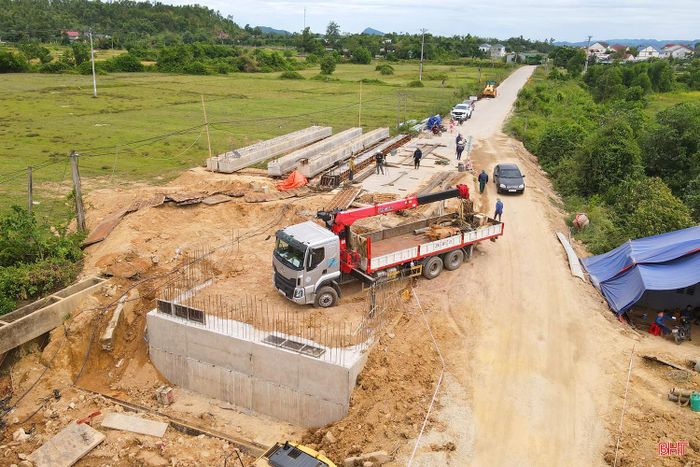 Cầu Hói Hiến mới ở xã Tứ Mỹ đang được thi công.