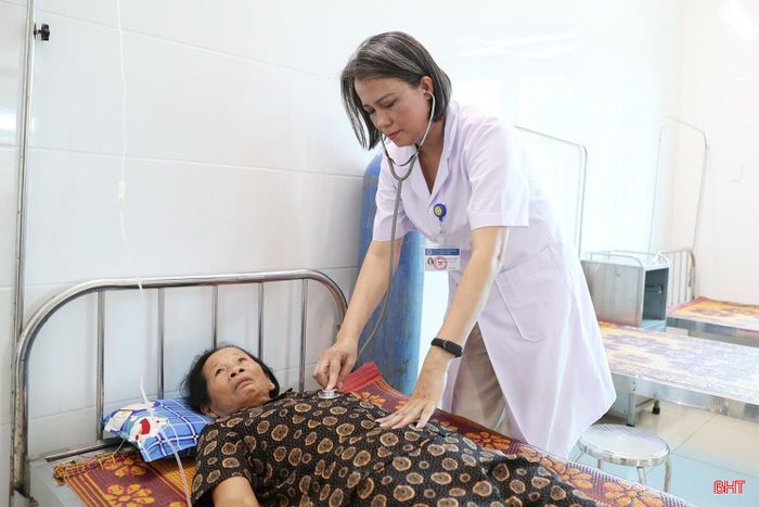 Người dân đến trạm y tế được kiểm tra tổng thể về tình hình sức khỏe, kiểm soát các chỉ số cơ bản như: huyết áp, đường huyết (Ảnh chụp tại Trạm Y tế xã Cẩm Bình).