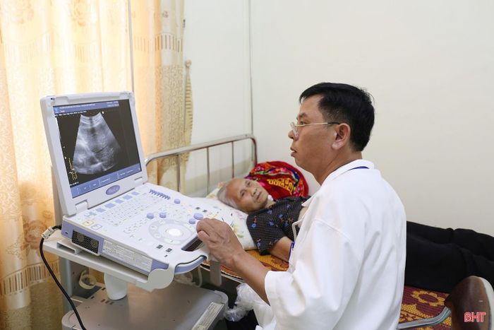 Năng lực chẩn đoán, điều trị của các trạm y tế ngày càng được nâng cao (Ảnh chụp tại Trạm Y tế phường Thành Sen).