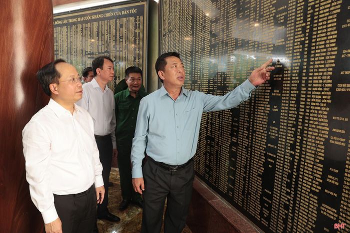 Bộ trưởng Bộ Xây dựng Trần Hồng Minh và Bí thư Tỉnh ủy Nguyễn Duy Lâm tại Nhà bia tưởng niệm liệt sỹ TNXP toàn quốc.