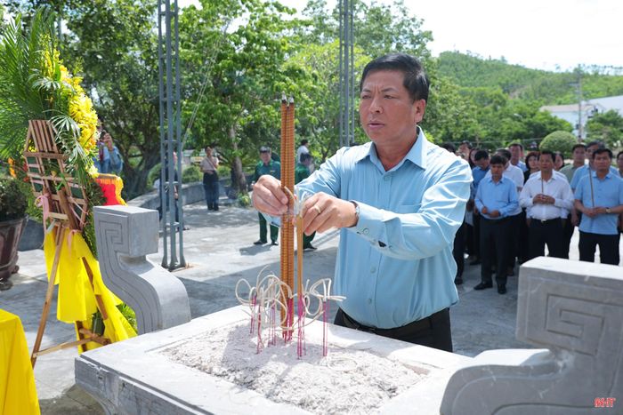 Bộ trưởng Bộ Xây dựng Trần Hồng Minh dâng hương tại Đài tưởng niệm các anh hùng liệt sĩ ngành GTVT hy sinh tại Hà Tĩnh trong cuộc kháng chiến chống Mỹ.