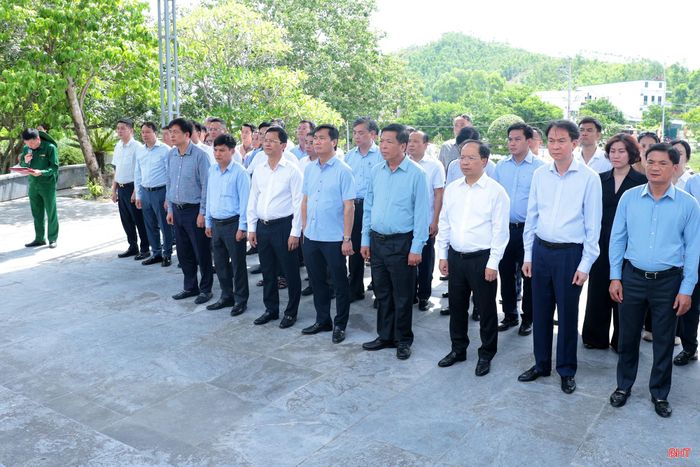 Bộ trưởng Bộ Xây dựng Trần Hồng Minh cùng đoàn công tác và lãnh đạo tỉnh Hà Tĩnh dâng hương tại Đài tưởng niệm các anh hùng liệt sĩ ngành GTVT hy sinh tại Hà Tĩnh trong cuộc kháng chiến chống Mỹ.