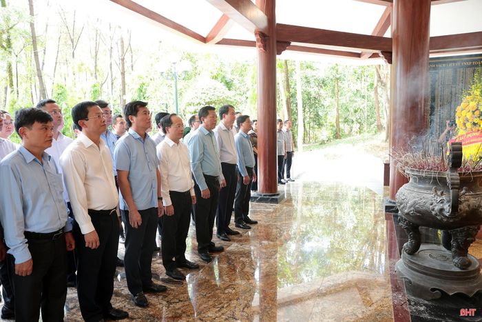 Đoàn đại biểu dâng hương tại Nhà bia tưởng niệm liệt sỹ TNXP toàn quốc - nơi ghi danh hơn 4.000 liệt sỹ TNXP trong cả nước.
