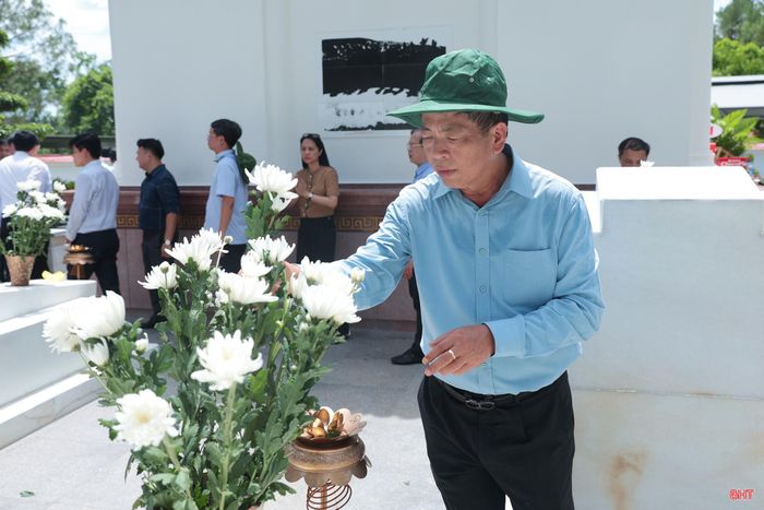 Bộ trưởng Bộ Xây dựng Trần Hồng Minh dâng hoa lên phần mộ 10 nữ anh hùng liệt sĩ TNXP.