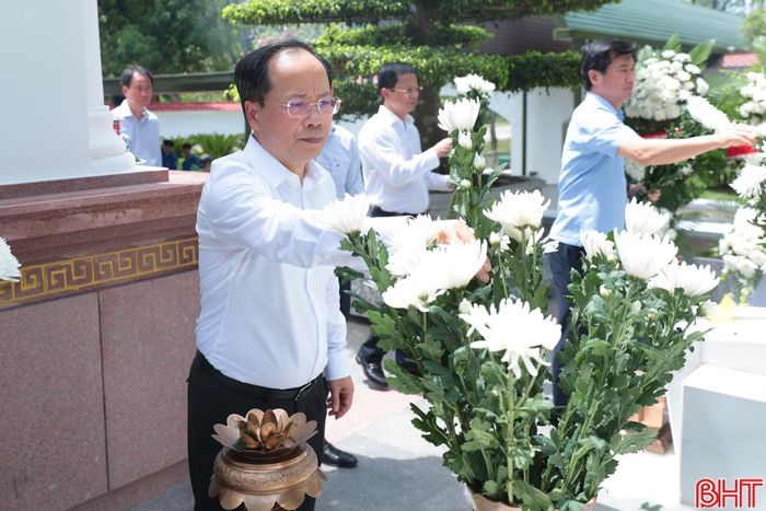 Bí thư Tỉnh ủy Nguyễn Duy Lâm dâng hoa lên phần mộ 10 nữ anh hùng liệt sĩ TNXP.