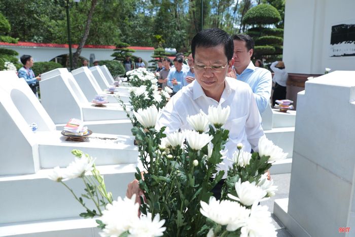 Phó Chủ tịch UBND tỉnh Nguyễn Trọng Hiếu dâng hoa lên phần mộ 10 nữ anh hùng liệt sĩ TNXP.