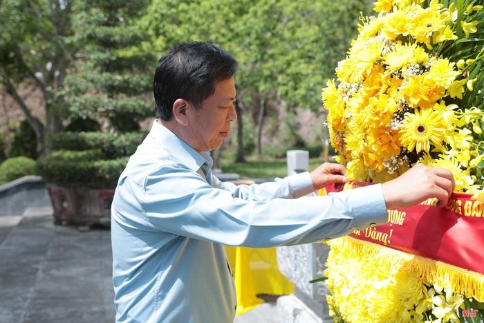 Bộ trưởng Bộ Xây dựng Trần Hồng Minh dâng hoa tại Đài tưởng niệm các anh hùng liệt sĩ ngành GTVT hy sinh tại Hà Tĩnh trong cuộc kháng chiến chống Mỹ.