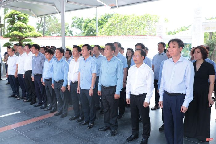 Đoàn đặt vòng hoa, dâng hương tại Đài tưởng niệm 10 nữ anh hùng liệt sỹ TNXP.