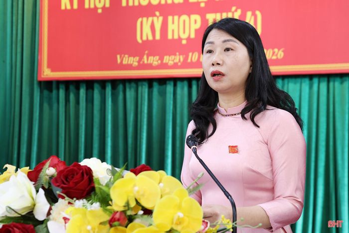  Đồng chí Võ Thị Như Long - Phó Chủ tịch HĐND phường Vũng Áng báo cáo các ý kiến của cử tri gửi đến kỳ họp. 
