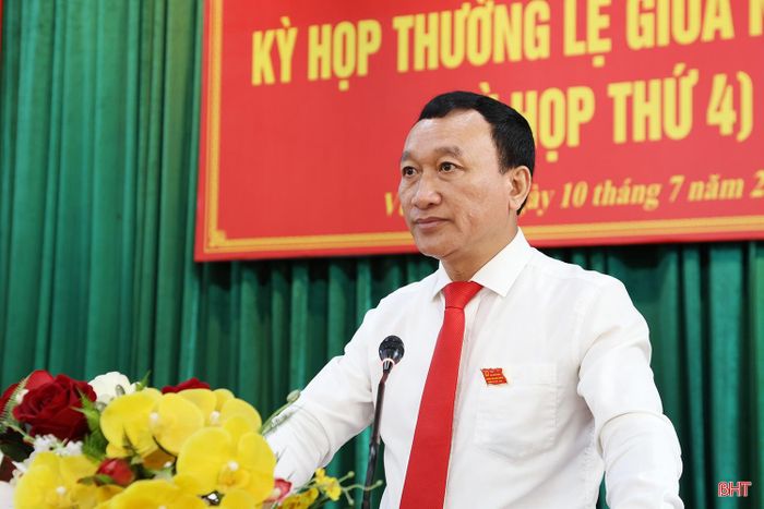  Đồng chí Trần Xuân Phượng - Bí thư Đảng ủy, Chủ tịch HĐND phường Vũng Áng khai mạc kỳ họp. 