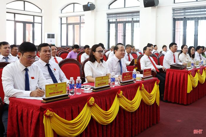  Các đại biểu tham dự kỳ họp. 