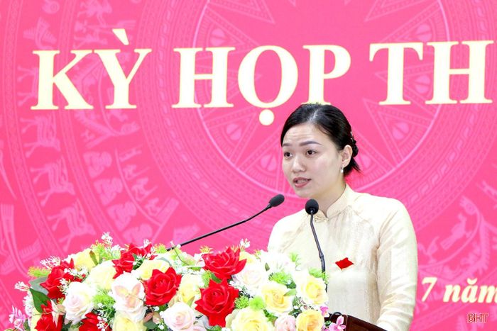 Đại biểu Nguyễn Thị Huyền Trang - đại diện khối doanh nghiệp thảo luận tại kỳ họp.