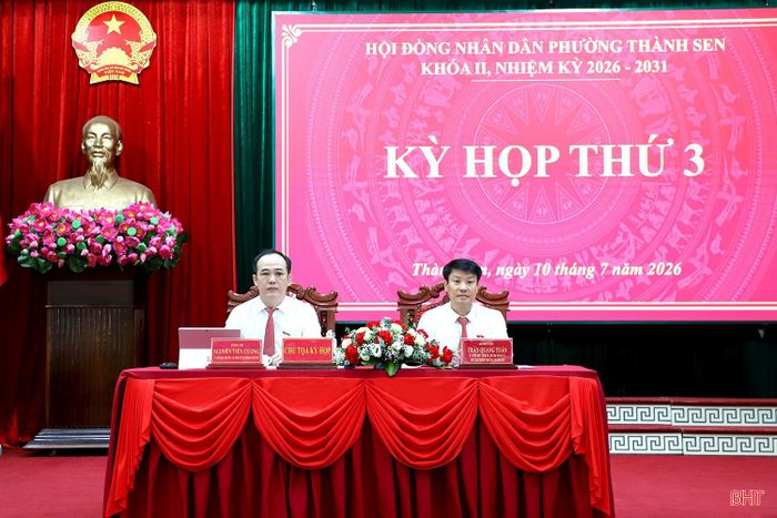 Các đồng chí chủ tọa kỳ họp.