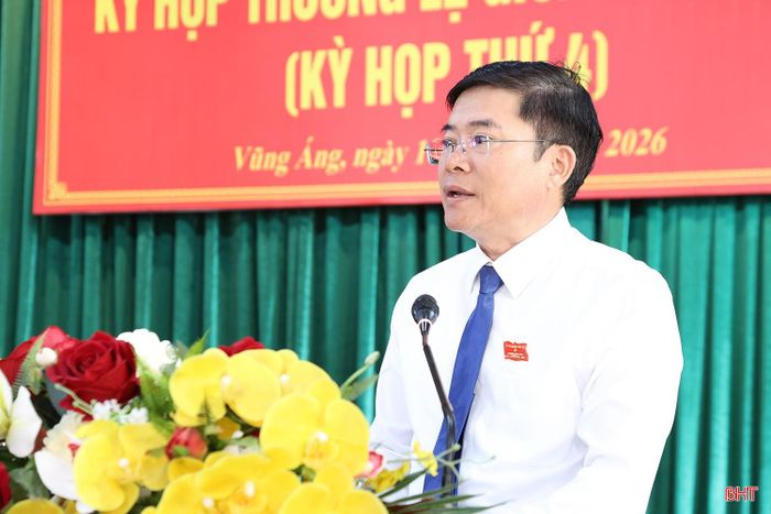  Đồng chí Nguyễn Văn Giáp - Phó Chủ tịch Thường trực UBND phường Vũng Áng báo cáo tại kỳ họp. 