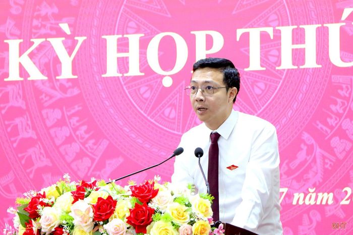 Đồng chí Hoàng Xuân Trường - Phó Chủ tịch UBND phường Thành Sen trình bày báo cáo tại kỳ họp.