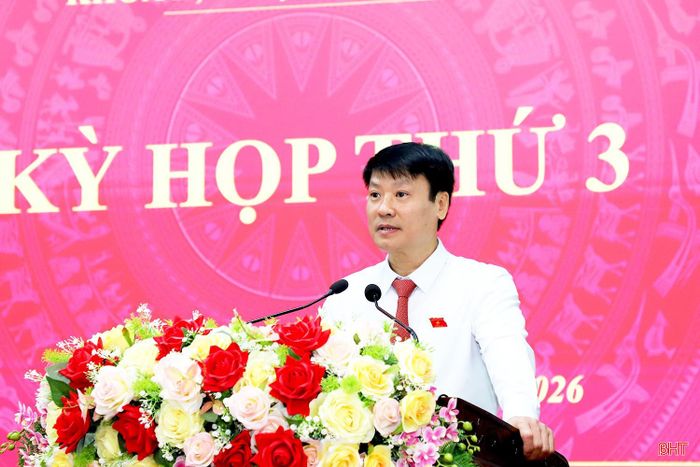 Đồng chí Trần Quang Tuấn - Ủy viên BTV Tỉnh ủy, Bí thư Đảng ủy, Chủ tịch HĐND phường Thành Sen khai mạc kỳ họp.