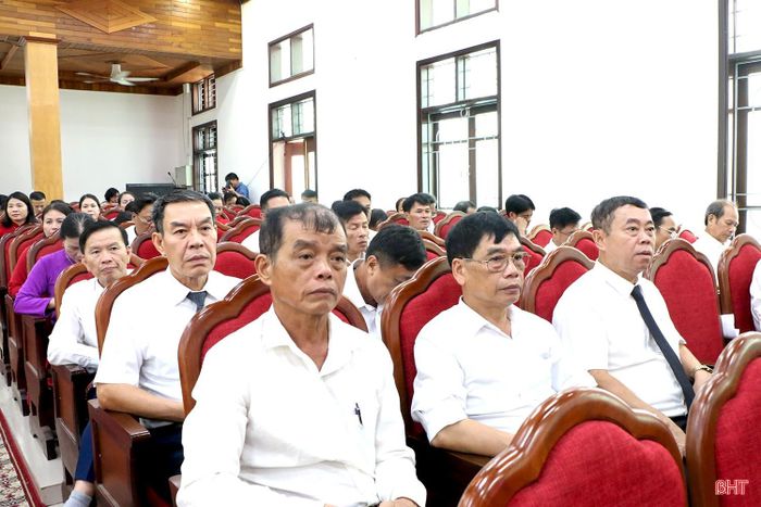 Đại biểu HĐND phường Thành Sen tham dự kỳ họp.