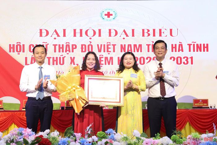 Phó Chủ tịch Hội Chữ thập đỏ tỉnh Trần Thị Hải Việt nhận bằng khen của Thủ tướng Chính phủ.