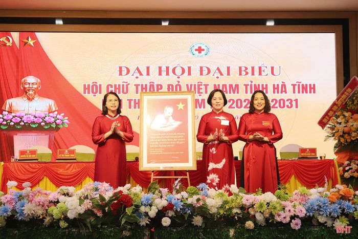Đại diện Trung ương Hội Chữ thập đỏ Việt Nam chúc mừng đại hội.