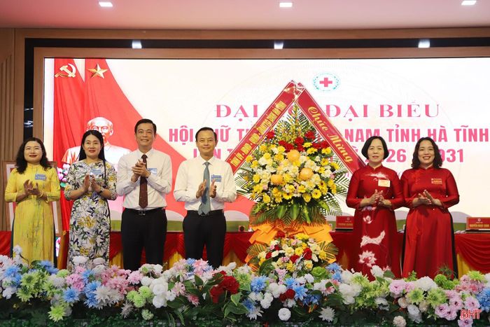 Lãnh đạo tỉnh tặng hoa chúc mừng đại hội.