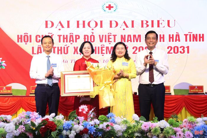 Chủ tịch Hội Chữ thập đỏ tỉnh Lê Thị Mai Hoa đón nhận Huân chương Lao động hạng Ba.