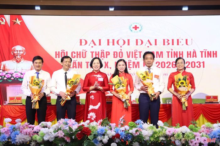 Lãnh đạo Hội Chữ thập đỏ tỉnh tặng hoa cho các Ủy viên Ban Chấp hành khóa IX không tái cử.
