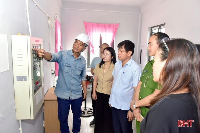 Đoàn khảo sát trung tâm báo cháy.