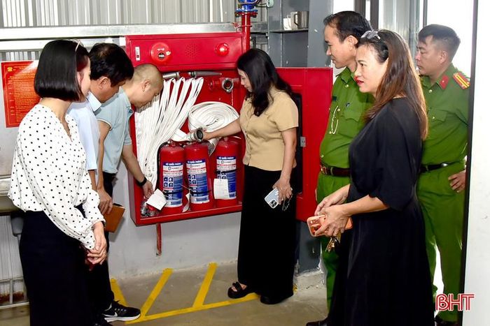 Đoàn khảo sát thiết bị PCCC tại xưởng sản xuất Công ty TNHH Trang phục Quốc tế Gaiwach Hà Tĩnh.