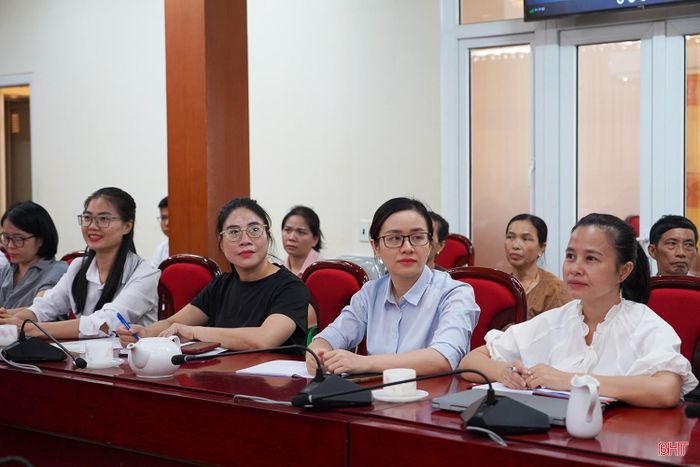 Đại biểu điểm cầu tỉnh Hà Tĩnh theo dõi nội dung các chuyên đề.