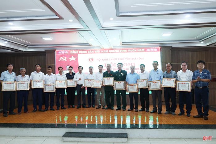 8 tập thể, 16 cá nhân được Hội Cựu chiến binh tỉnh Hà Tĩnh tặng bằng khen.