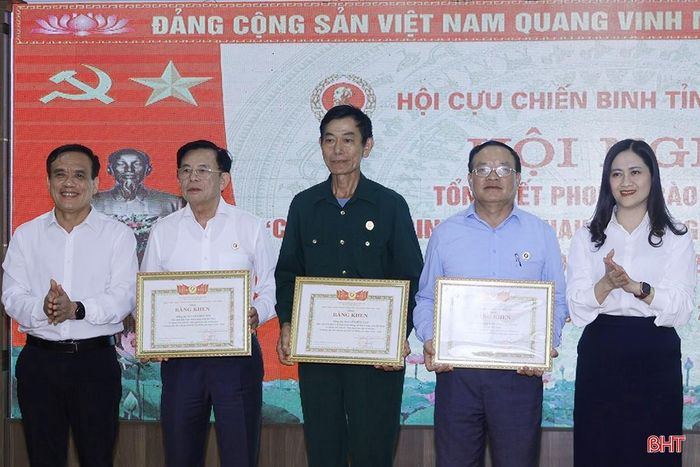 Lãnh đạo Ban Tuyên giáo và Dân vận Tỉnh ủy, Ủy ban Mặt trận Tổ quốc tỉnh trao Bằng khen của Ban Chấp hành Trung ương Hội Cựu chiến binh Việt Nam cho 1 tập thể và 2 cá nhân.