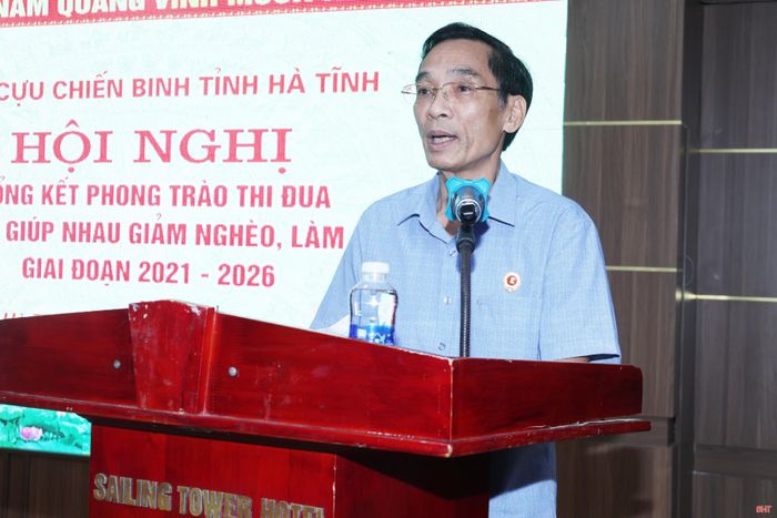 Ông Lê Ngọc Hương - Phó Chủ tịch Hội Cựu chiến binh tỉnh Hà Tĩnh trình bày báo cáo tổng kết phong trào thi đua.