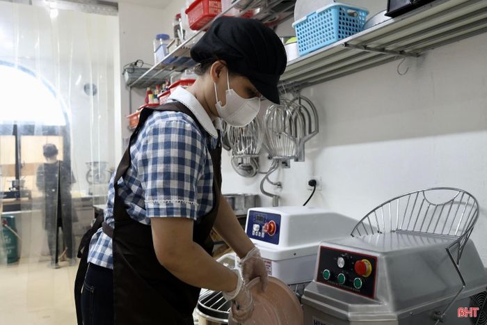 Càng học, càng làm, tôi càng nhận ra nghề làm bánh đòi hỏi sự tỉ mỉ và chính xác trong từng công đoạn. Từ định lượng nguyên liệu, nhiệt độ đến thời gian ủ bánh, chỉ cần một chi tiết chưa đúng cũng có thể ảnh hưởng đến chất lượng thành phẩm.