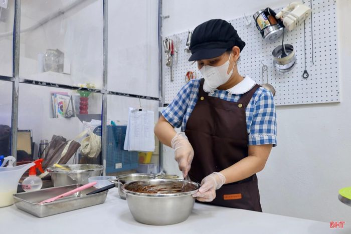Dù có sự hỗ trợ của máy móc song nhiều công đoạn vẫn cần sự tỉ mỉ của người thợ. Tôi luôn trực tiếp kiểm tra chất lượng nguyên liệu và theo dõi từng công đoạn làm bánh. Từ nhào bột, tạo hình bánh bao, bánh mì đến “bắt” kem, trang trí bánh sinh nhật… tôi đều chăm chút từng chi tiết trước khi sản phẩm đến tay khách hàng.