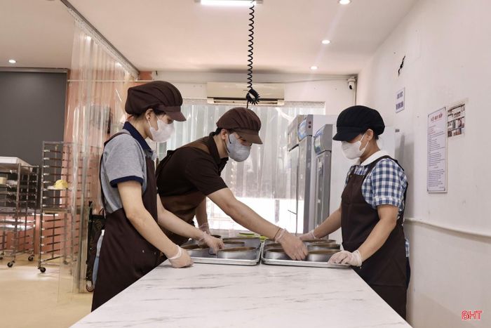 Sau khi tích lũy đủ kiến thức và tự tin với tay nghề của mình, cuối năm 2018, tôi thuê mặt bằng để sản xuất các loại bánh và bắt đầu bán hàng, chủ yếu qua hình thức online.