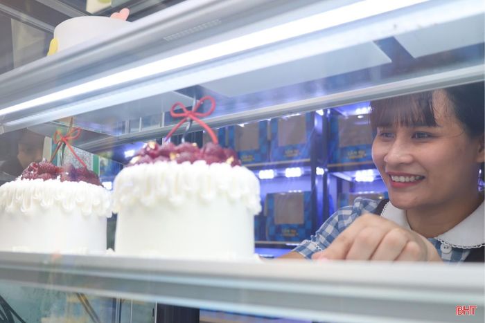 Làm bánh không chỉ là công việc mà đã trở thành một phần cuộc sống của tôi. Mỗi ngày được tự tay tạo nên những chiếc bánh và nhìn thấy sự hài lòng của khách hàng là động lực để tôi tiếp tục gắn bó với nghề, gìn giữ niềm đam mê đã theo mình suốt nhiều năm qua.