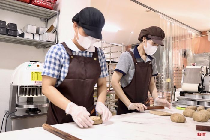 Những vết bỏng trên tay, những giờ đứng liên tục để nhào bột, đánh kem, tạo hình hay những mẻ bánh phải bỏ đi đã trở thành "chuyện như cơm bữa" trong những ngày đầu theo nghề. Thay vì bỏ cuộc, tôi xem đó là những bài học quý giá để từng bước hoàn thiện kỹ năng và thêm vững tin với lựa chọn của mình.