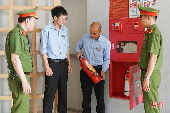 Lực lượng chức năng kiểm tra hệ thống PCCC tại khách sạn Seabird Thiên Cầm (xã Thiên Cầm).