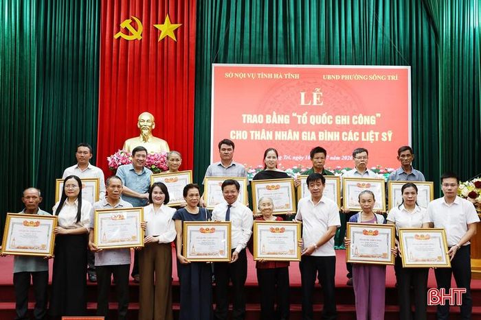 Lãnh đạo Sở Nội vụ, phường Sông Trí trao Bằng "Tổ quốc ghi công" cho các thân nhân gia đình liệt sĩ.